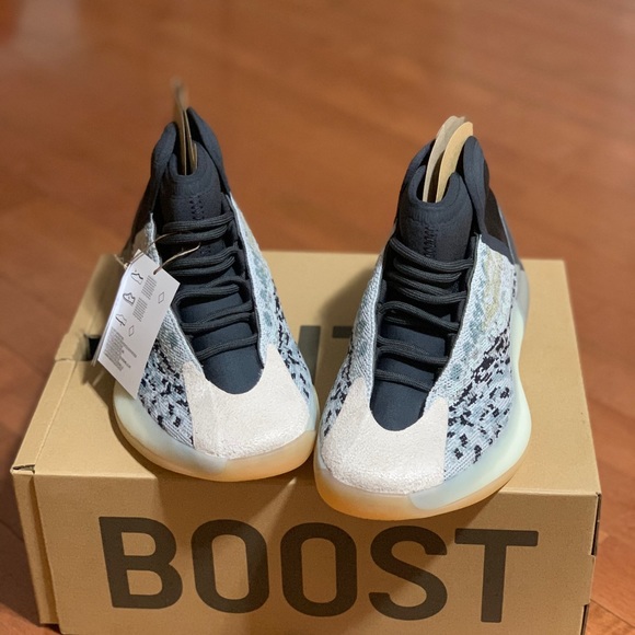 $300 Yeezy QNTM New men size 6 women size 7 - Picture 2 of 6